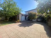 Se vende espaciosa casa en excelente ubicación en la...