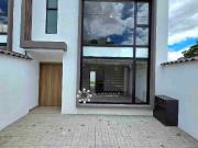 SE VENDE ESPECTACULAR CASA, POR ESTRENAR, EN AV. ORDOÑEZ...