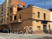 Se vende estupenda casa esquinera con 3 salones y patio...