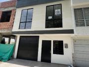 se vende excelente casa de tres niveles para estrenar en...
