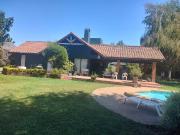 Se vende excelente casa en parcela de 5.000 m2 en loteo...