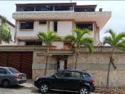 Se vende exclusiva casa con piscina y terraza en El...