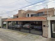 SE VENDE HERMOSA CASA CON EXCLUSIVA UBICACIÓN EN...