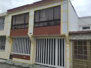 SE VENDE HERMOSA CASA EN BARRIO CASTILLA CON UNA...