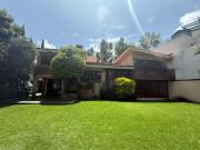 Se vende hermosa casa en calle con vigilancia en Lomas...