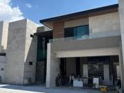 Se vende hermosa casa en fraccionamiento privado al...