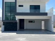 Se vende hermosa casa frente area verde en fracc privado...