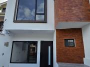 SE VENDE HERMOSA CASA POR ESTRENAR EN CUENCA TRES PISOS...