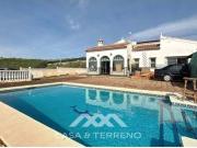 Se vende: Impresionante villa con patio andaluz, vistas...