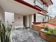 Se vende linda Casa con Jardin en Calle con Caseta de...