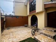 SE VENDE LINDA CASA DE 3 PISOS, EN SANTA PATRICIA LA MOLINA