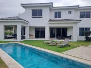 Se vende linda villa con piscina, con terreno adjunto...