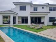 Se vende linda villa con piscina, con terreno adjunto...