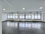 Se vende local entreplanta luminoso