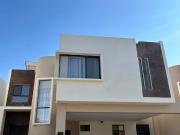 SE VENDE MODERNA CASA CON ALBERCA Y PANELES SOLARES ZONA...