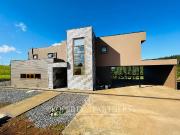 Se vende moderna y nueva casa en parcela de 5.000 m2...