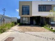 SE VENDE O SE RENTA CASA EN COTO ELEMENT CON JARDÍN...