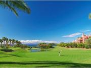 Se vende parcela con villa en primera línea de golf de...