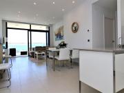 SE VENDE PISO DE 2 DORMITORIOS CON VISTAS AL MAR Y PLAZA...