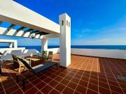 Se vende piso en planta superior con solárium privado y...