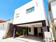 SE VENDE PRECIOSA Y AMPLIA CASA CON RECÁMARA Y BAÑO...
