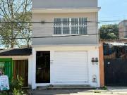 Se vende propiedad con local comercial y dos...