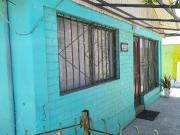 Se vende terreno con tres casas
