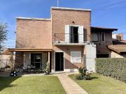 Se vende una casa hermosa de dos plantas sobre asfalto...