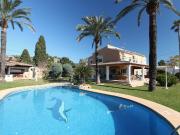 Se vende villa con amplia parcela y 5 dormitorios cerca...