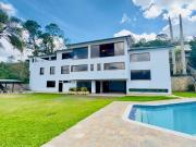 Se vende/alquila casa 2500m² 5h+s/5b+s/8e Cerro Verde