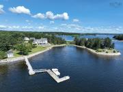 Seaside house with pool and garden
