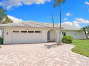 Seaside house with pool and garden