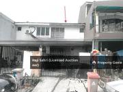 Sebuah rumah teres pertengahan kos rendah dua tingkat...