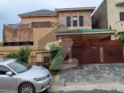 SECHS E 11/2 50*90 triple storey triple unit 12 bedroom...