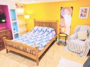 Secluded arty flat near city, shops & leafy park