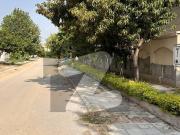 Sector f prime location srreet 7 near gate 4 1kanal plot...