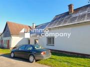 Selbstversorger. Haus mit Acker und großen Nebengebäuden...