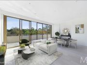 SELF CONTAINED FLAT WITH MODERN UPDATES & COURTYARD