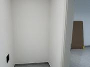 Seminarraum oder doch Kleinwohnung? Modernes Badezimmer...