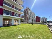 Semipiso de 3 amb. con dependencia y cochera. Frente al...