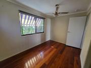 Share furnished house with pool, close to bus & shops