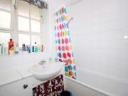 Shiny double bedroom close the Edgware Road tube Has a Room