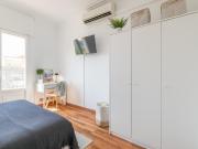 Shiny double bedroom with a balcony, in Les Tres Torres