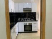 شقة احديدة في المستوى للكراء بالبلاطو