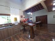 Sítio com três quartos, suíte, oito vagas, na serra...