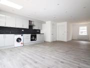 Sidney Road, London SE25 2 bed terraced house to rent...