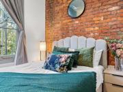 Simone Has an Apartment