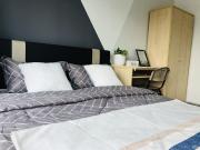 Simple, Stylish, Central – Rent This Middle Room at...