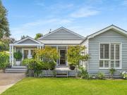 Single Level Simplicity in a Private Garden Setting