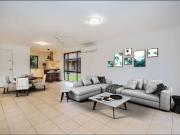Single Level Villa Walking Distance to Beach, Park and...